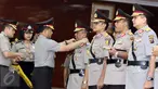 Kapolri Jenderal Tito Karnavian memasang dan melepas tanda kepangkatan ketika upacara pelantikan dan serah terima jabatan (sertijab) lima kapolda dan Kabaintelkam Polri di Rupatama Mabes Polri, Jakarta, Rabu (12/10). (Liputan6.com/Helmi Afandi)