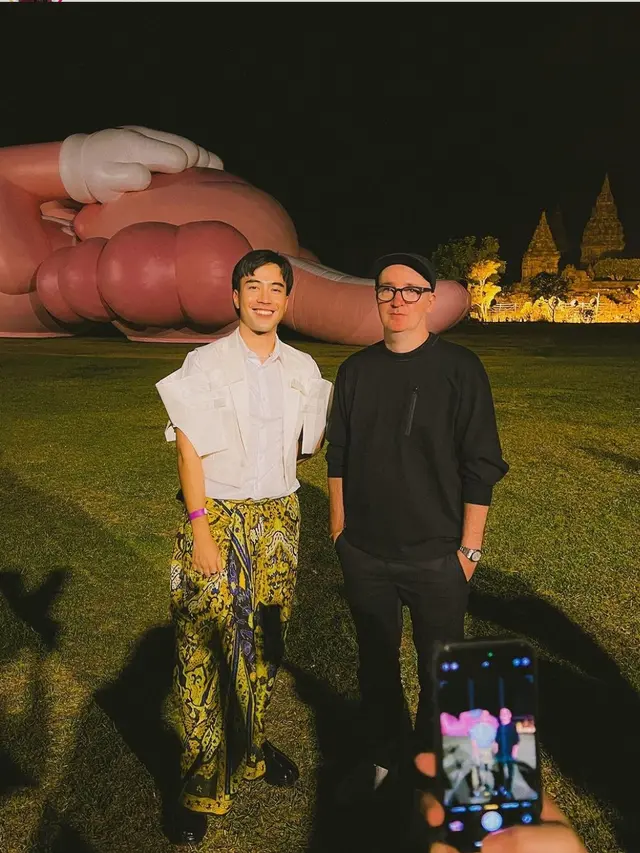 KAWS Holiday di Candi Prambanan