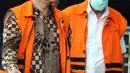 Bupati Bandung Barat nonaktif Abubakar (kanan) dan Pengusaha Tony Kongres (kiri) penyuap Bupati Buton Selatan Agus Feisal tiba untuk menjalani pemeriksaan di gedung KPK, Jakarta, Selasa (10/7). (Merdeka.com/Dwi Narwoko)