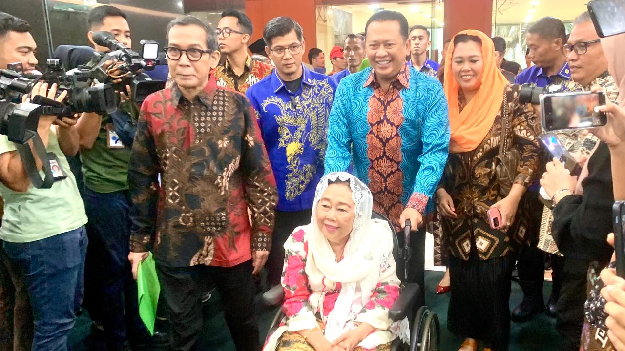 Bamsoet Serahkan Surat Pencabutan TAP MPR Pemberhentian Gus Dur sebagai Presiden ke Keluarga