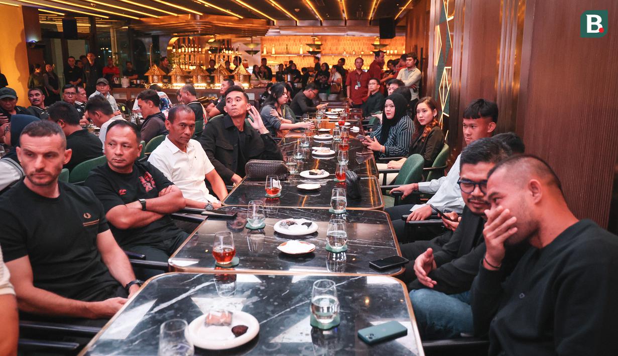 Para tamu undangan mulai dari tim pelatih, pemain, rekan sponsor hingga legenda Persija Jakarta hadir di acara perayaan Hari Ulang Tahun Persija ke-96 di Trinity Tower, Jakarta, Kamis (28/11/2024). (Bola.com/Abdul Aziz)