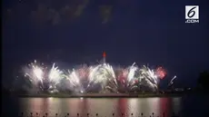 Korea Utara merayakan hasil Uji Coba Rudal Balistik dengan pesta kembang api.