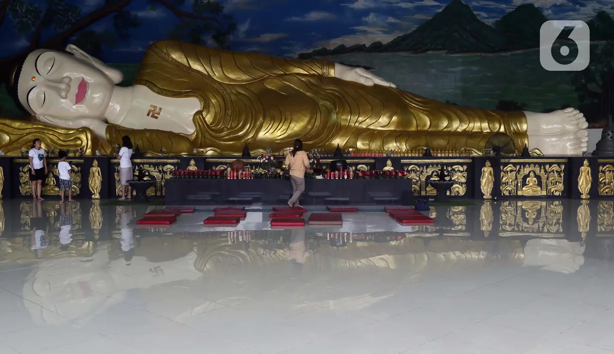 Umat Buddha melakukan ritual sembahyang di Vihara Buddha Dharma dan 8 Pho Sat, Kabupaten Bogor, Jawa Barat, Rabu (26/5/2021). Umat Buddha secara bergiliran berdatangan untuk melakukan sembahyang peringatan Hari Raya Waisak di Vihara Buddha Dharma dan 8 Pho Sat  (Liputan6.com/Helmi Fithriansyah)