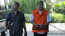 Anggota Komisi VIII DPR Fraksi Golkar nonaktif Markus Nari (kanan) dikawal petugas saat tiba di Gedung KPK, Jakarta, Jumat (3/5/2019). Markus Nari diperiksa untuk pelengkapan berkas terkait kasus dugaan korupsi proyek pengadaan e-KTP. (merdeka.com/Dwi Narwoko)