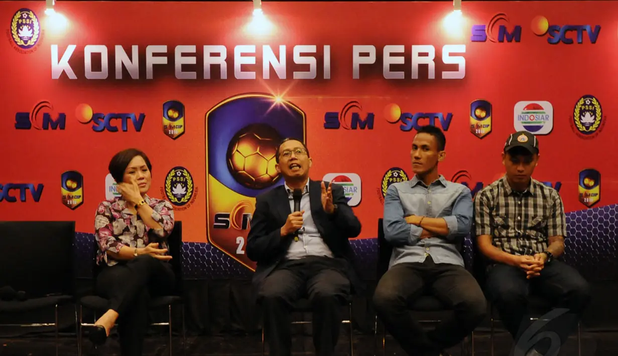 Sekretaris Jendral PSSI, Joko Driyono (kedua dari kiri) memberikan sejumlah keterangan saat konferensi pers jelang turnamen pramusim Surya Citra Media (SCM) Cup 2015, Jakarta, Senin (12/1/2015). (Liputan6.com/Helmi Fithriansyah)