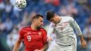 Pemain depan Spanyol, Alvaro Morata (kanan) menyundul bola dengan pemain depan Swiss, Haris Seferovic ketika pertandingan Perempatfinal UEFA EURO 2020 antara Swiss mealawan Spanyol di Stadion Krestovsky, Saint Petersburg pada 2 Juli 2021.
(AFP/Pool/Kirill Kudryavtsev)