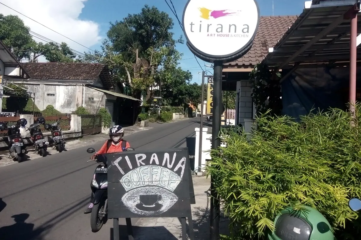 Kafe yang menyediakan menu western ada di Tirana house