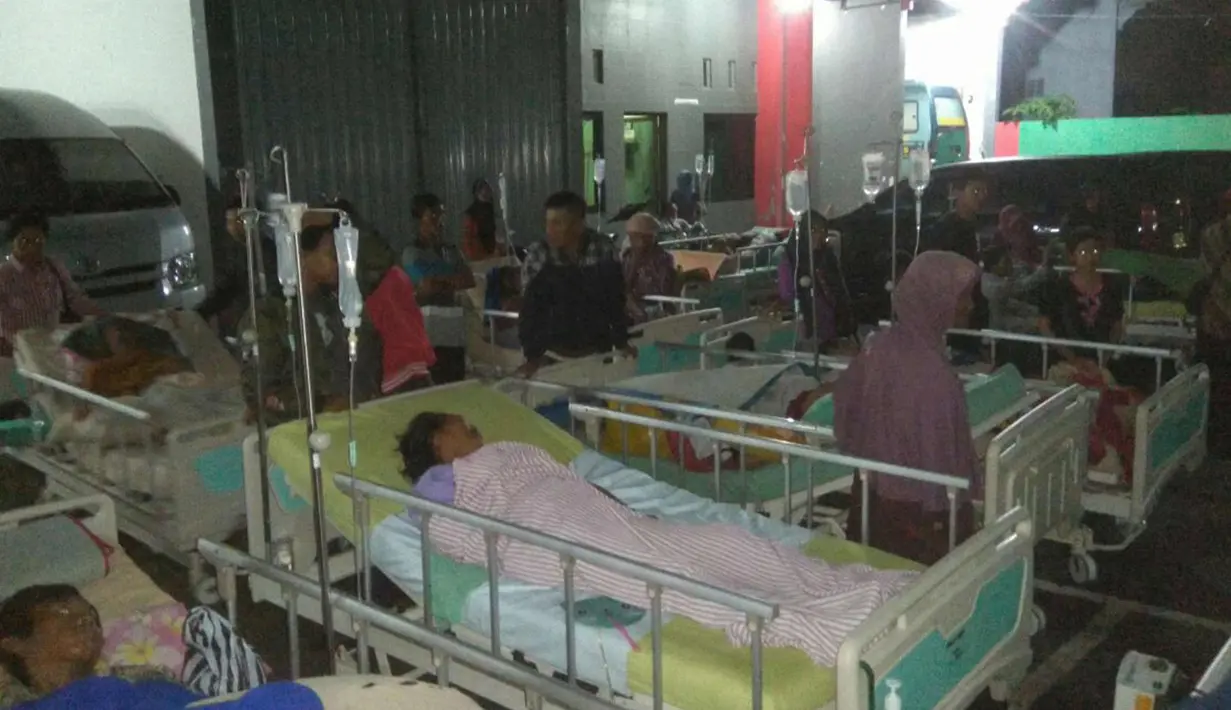 Sejumlah pasien dievakuasi di luar rumah sakit menyusul gempa di Banyumas, Jawa Tengah, (16/12). Gempa kuat yang mengguncang Pulau Jawa memicu peringatan akan terjadinya tsunami. (AP Photo / Agus Fitrah)