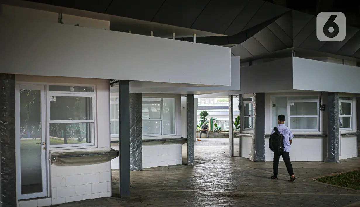 Penumpang berjalan di halte integrasi sisi Timur Stasiun Tebet di Jakarta, (15/9/2021). Penataan Stasiun Tebet untuk memberikan kemudahan bagi para pengguna transportasi dalam bertransportasi dan berpindah antarmoda angkutan. (Liputan6.com/Faizal Fanani)