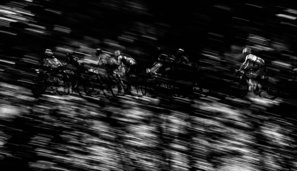 Para pebalap melintasi pepohonan pada etape kelima dengan jarak 216 km pada edisi 103 tahun Tour de France, (6/7/2016), melewati Limoges dan Le Lioran. (AFP/Jeff Pachoud)