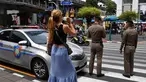 Seorang wanita menunggu untuk menyeberang jalan ke Kuil Erawan di Bangkok  (2/8/2019). Sedikitnya ada lima lokasi atau titik ledakan. Seperti di bawah halte BTS (Bangkok Sky Train) Chong Nonsi, persimpangan 57/1 Jalan Rama IX. (AFP Photo/Mladen Antonov)