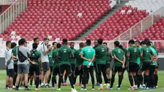 Pelatih Timnas Indonesia, Simon McMenemy, memberikan arahan saat latihan jelang laga kualifikasi Piala Dunia 2022 di SUGBK, Jakarta, Minggu (8/9). Indonesia akan berhadapan dengan Thailand. (Bola.com/M Iqbal Ichsan)