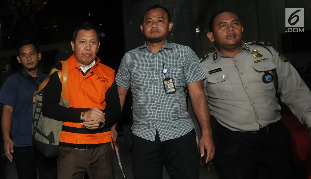 Direktur Utama PTPN III (Persero) Dolly Pulungan usai menjalani pemeriksaan di Gedung KPK, Jakarta, Rabu (4/9/2019). Dolly Pulungan ditahan 20 hari ke depan guna mempermudah pemeriksaan terkait dugaan menerima suap pengelolaan distribusi gula di PTPN III. (merdeka.com/Dwi Narwoko)
