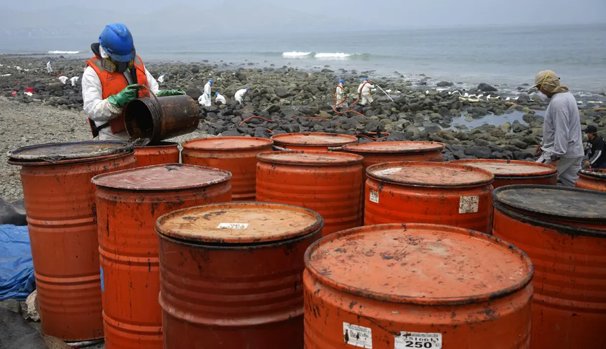 Pekerja melanjutkan kampanye pembersihan minyak di Pantai Pocitos, Ancon, Peru, 15 Februari 2022. Sebulan berlalu, pekerja melanjutkan pembersihan di pantai setelah terkontaminasi tumpahan minyak Repsol. (AP Photo/Martin Mejia)