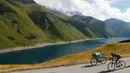 Pembalap sepeda dari Denmark, Jakob Fuglsang (kiri) melewati jalan turunan di gelaran Tour de France, pegunungan Alpen, Perancis, Kamis (23/7/2015). Gelaran ini sudah di mulai pada Kamis hingga Minggu (23-26 Juli 2015). (REUTERS/Stefano Rellandini)