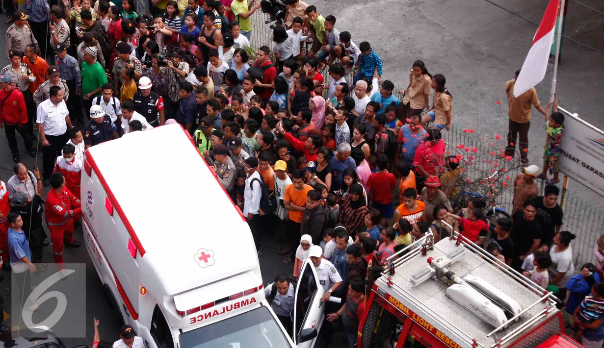 Masinis kereta rel listrik saat menuju mobil ambulan untuk  dibawa kerumah sakit terdekat dengan Stasiun Juanda, Jakarta, Kamis (23/9/2015). Sekitar 34 penumpang KRL luka-luka akibat kecelakaan ini. (Liputan6.com/Gempur M Surya)