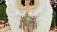 Gaya dandanan penyanyi Katy Perry saat menghadiri Met Gala 2018 di Metropolitan Museum of Art, New York (7/5). Ajang ini merupakan kesempatan bagi para selebritas Hollywood untuk memamerkan penampilan terbaiknya. (Neilson Barnard / Getty Images / AFP)