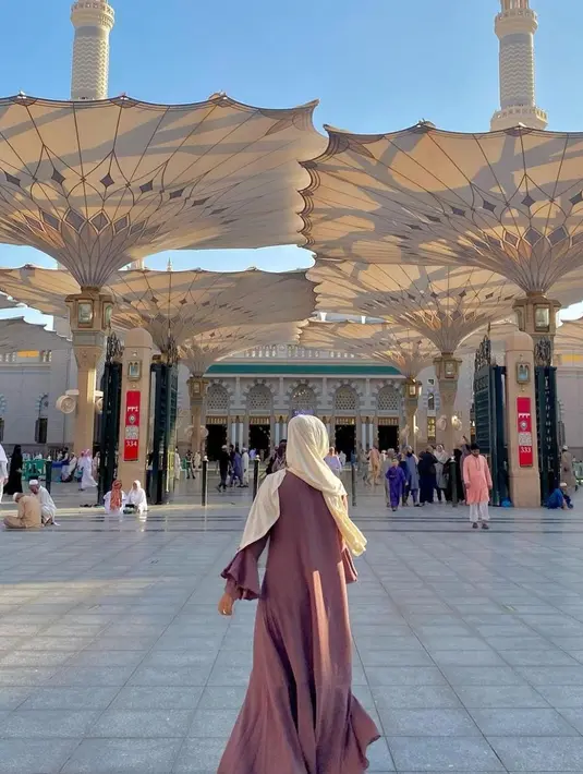 Dia tampil cantik dengan menggunakan abaya dan hijab. Namun sayang saat pulang handphonenya justru hilang di bandara