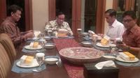 Jokowi makan malam di kediaman politisi Golkar Akbar Tandjung di Jakarta. (Liputan6.com/Hanz Jimenez Salim)