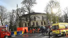 Polisi dan petugas pemadam melakukan pengamanan di Masjid Agung Brussels, Belgia, setelah ditemukan paket berisikan serbuk putih yang dikhawatirkan Anthrax, Kamis (26/11). Petugas juga mengevakuasi 11 orang didekontaminasi. (AFP PHOTO/EMMANUEL Dunand)