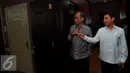 Menteri PAN-RB, Yuddy Chrisnandi berbincang dengan mantan menteri PAN-RB, Ir.Sarwono Kusumaatmadja saat menghadiri acara reuni Kementrian PANRB di kawasan Jakarta Selatan, Selasa, (23/2). (Liputan6.com/Faisal R Syam)