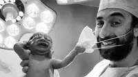 Foto bayi menarik masker dokter (Samer Cheaib/Facebook).