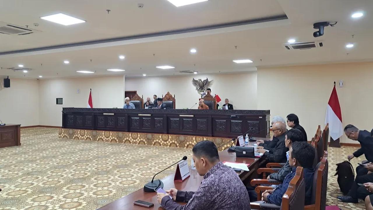 Ketua MKMK Jimly Asshiddiqie mengatakan, putusan MK terkait syarat capres dan cawapres menimbulkan sejarah baru karena membuat seluruh hakim konstitusi dilaporkan.<br>