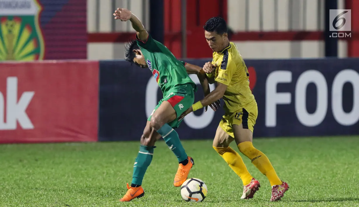 Pemain depan Bhayangkara FC, Alsan Sanda (kanan) berebut bola dengan pemain PSMS pada lanjutan Go-Jek Liga 1 Indonesia bersama Bukalapak, Stadion PTIK, Jakarta, Jumat (3/8). Bhayangkara FC unggul 3-1. (Liputan6.com/Helmi Fithriansyah)