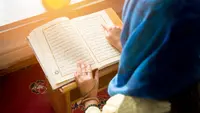 Ilustrasi membaca Surat Yasin (istockphoto)