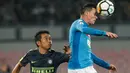 Striker Napoli, Jose Maria Callejon, duel udara dengan bek Inter Milan, Yuto Nagatomo, pada laga Serie A Italia di Stadion San Paolo, Naples, Sabtu (21/10/2017). Napoli bermain imbang 0-0 dengan Inter Milan. (AFP/Carlo Hermann)