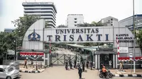   Petugas keamanan kampus berjaga di gerbang pintu masuk Universitas Trisakti, Grogol, Jakarta, Rabu (24/8). Penjagaan dilakukan akibat konflik persengketaan lahan antara pihak yayasan dan otorita Trisakti. (Liputan6.com/Faizal Fanani)