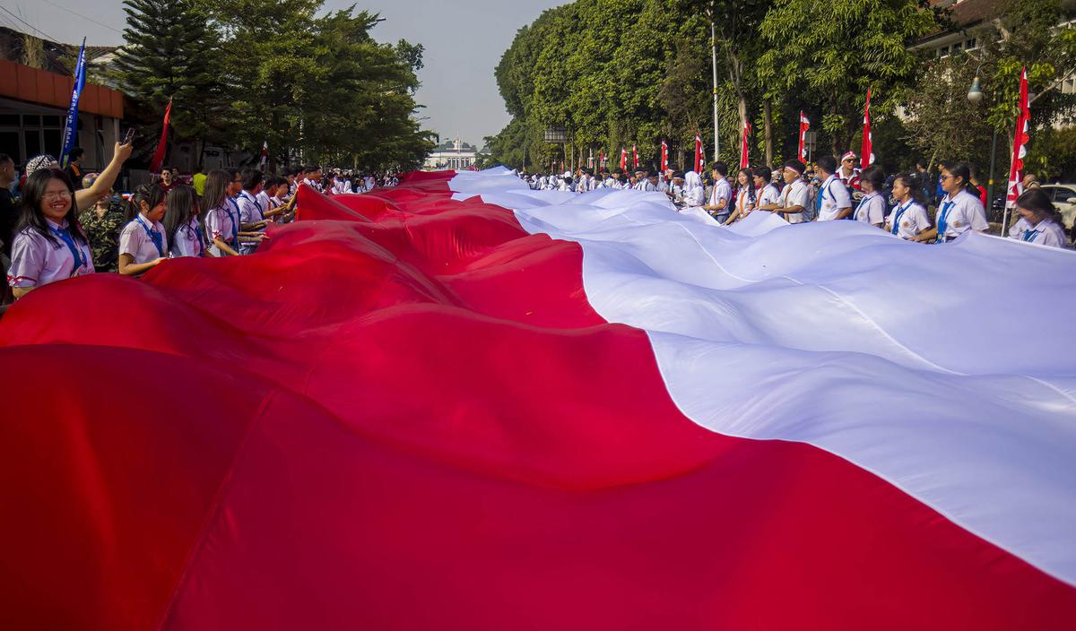 Ribuan Warga Bogor Ikuti Kirab Bendera Merah Putih Raksasa