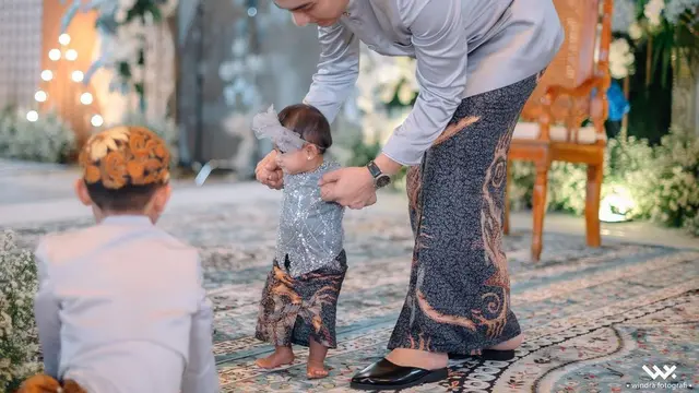 Tampil Gemas, Ini 7 Momen Prosesi Tedak Sinten Baby Moana Putri Ria Ricis