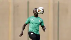 Penyerang Senegal, Sadio Mane bermain dengan bola saat latihan untuk pertandingan semifinal Piala Afrika 2021 di stadion Ahmadou Ahidjo di Yaounde, Kamerun, Selasa (1/2/2022). Senegal akan menghadapi Burkina Faso di babak semifinal Piala Afrika 2021, Kamis 3 Februari 2022. (AP Photo/Sunday Alamba)