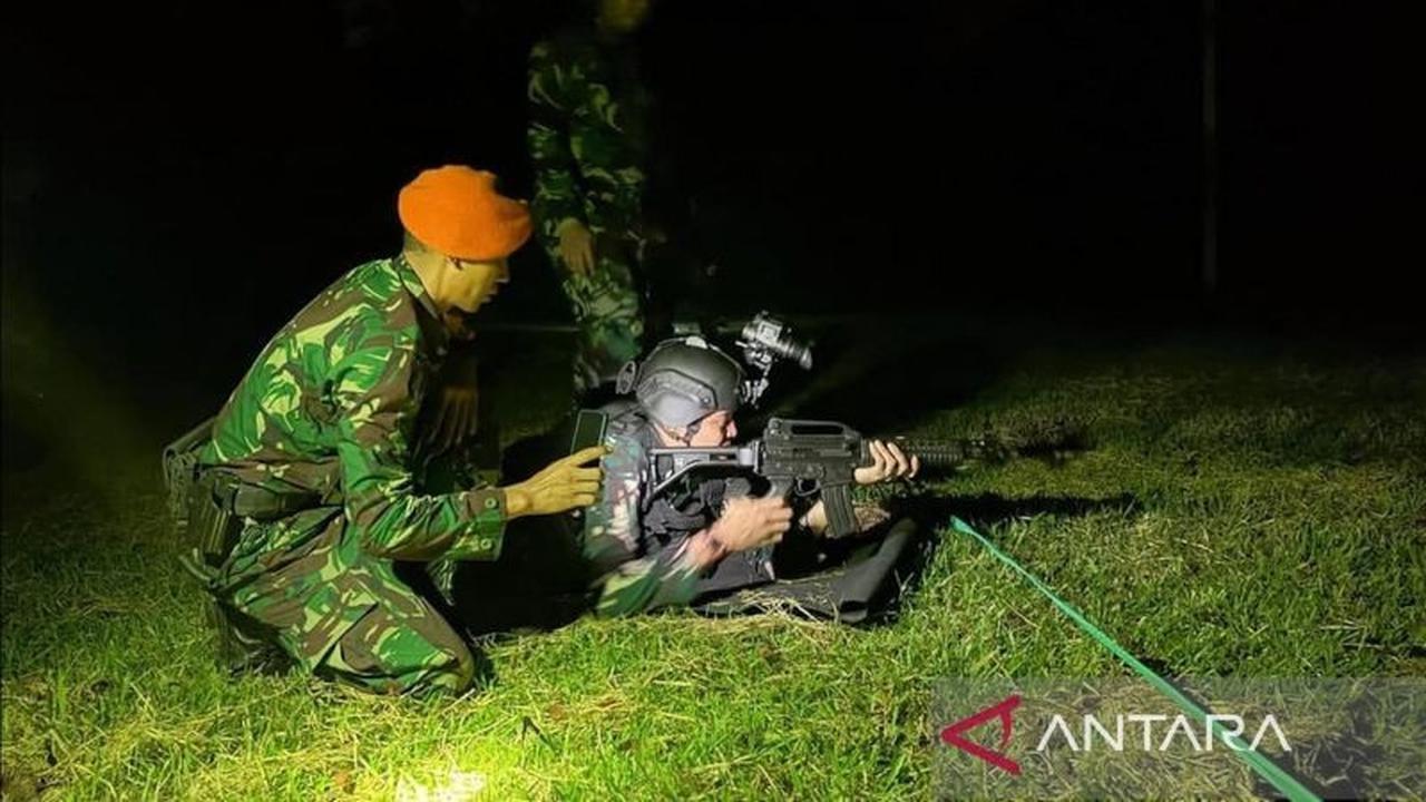 Korpasgat TNI AU Pertajam Kemampuan Tempur Melalui Latihan Menembak Malam Intensif