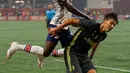 Pemain MLS All-Stars Alberth Elis berebut bola dengan pemain Juventus Pietro Beruatto saat bertanding pada MLS All-Star Game 2018 di Mercedes-Benz Stadion, Atlanta, Georgia (1/8). Juventus menang 5-3. (AFP Photo/Kevin C. Cox)