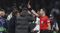 Wasit Danny Makkelie memberikan kartu merah kepada pelatih kepala Tottenham Hotspur Antonio Conte saat menjamu Sporting CP pada matchday kelima Grup D Liga Champions di Tottenham Hotspur Stadium, Kamis (27/10/2022) dini hari WIB. Sporting CP membuka skor berkat gol Marcus Edwards sebelum Rodrigo Bentacur menyamakan kedudukan untuk Tottenham. (AP Photo/Ian Walton)