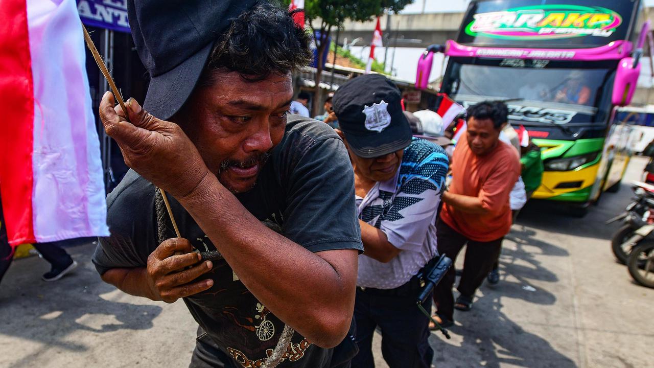 Keseruan Lomba Tarik Bus Sambut HUT ke-81 RI