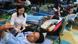 Seorang pekerja berselfie saat melakukan donor darah di kawasan Senayan, Jakarta, Rabu (13/4). Dalam kegiatan tersebut Senayan City juga mengkampanyekan gaya hidup sehat dengan olahraga. (Liputan6.com/Herman Zakharia)