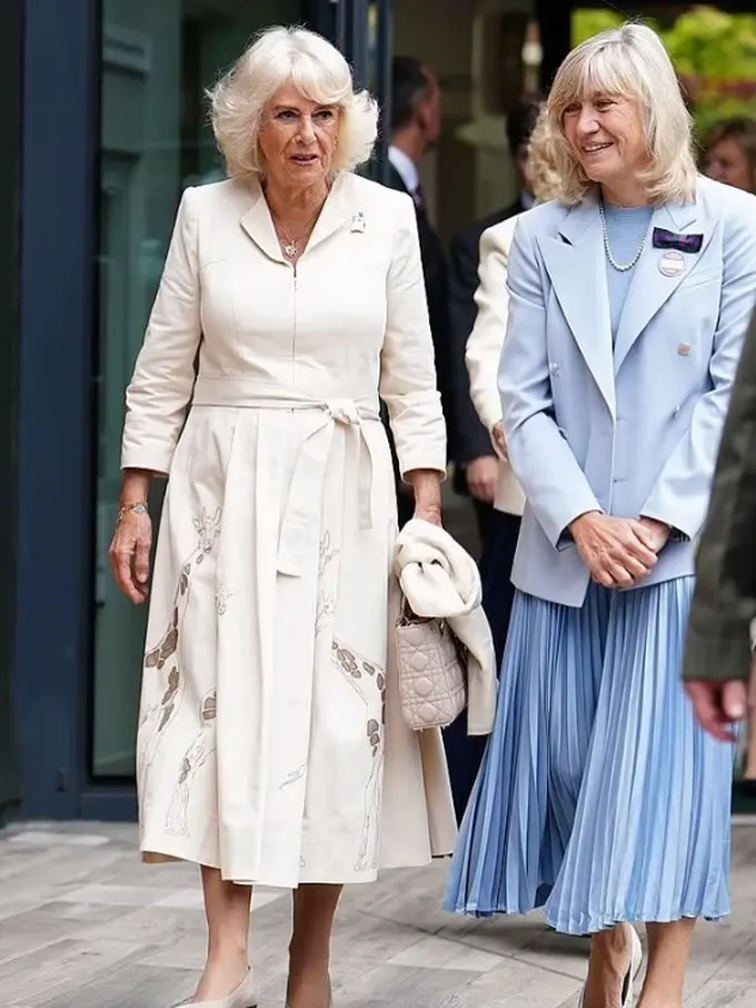 Ratu Camilla Pakai Tas Dior Ikonik yang Terinspirasi dari Putri Diana Saat Hadir di Wimbledon, Penampilannya Jadi Sorotan