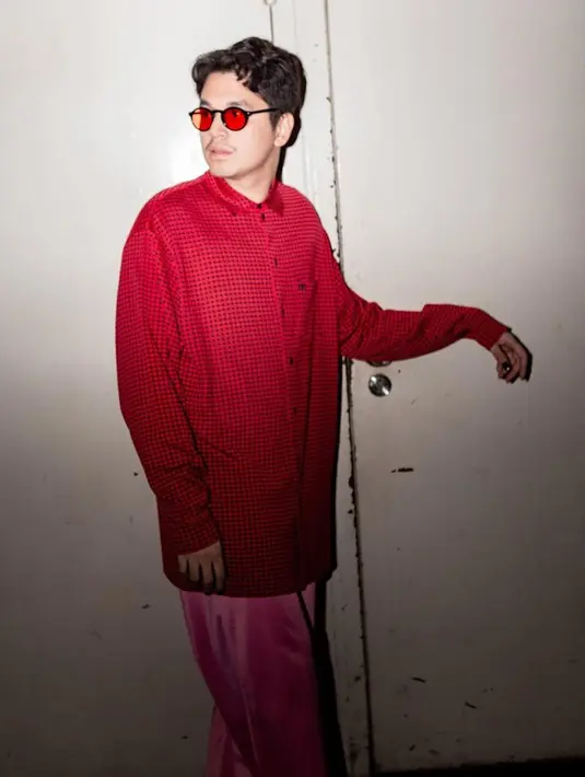 Kala itu Kevin yang masih duduk di bangku SMP mendapat tawaran dari sebuah agency artis untuk menjadi bintang iklan. Saat itu Kevin menjadi figuran dalam iklan sebuah produk minuman. (Instagram/kevinjulio1993)