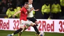 Gelandang Manchester United, Scott McTominay, berebut bola dengan pemain Derby Country pada laga babak kelima Piala FA di Pride Park Stadium, Kamis (5/3). Manchester United menang 3-0 atas Derby Country. (AFP/Oli Scarff)