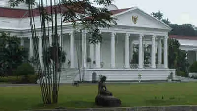 [Bintang] Patung Little Mermaid di istana Bogor