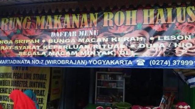Enggak Jadi Seram, 6 Spanduk Warung Bernuansa Horor Ini Malah Bikin Ketawa