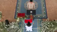 Momen Prabowo Cium Bendera Merah Putih Sebelum Disimpan Kembali di Monas