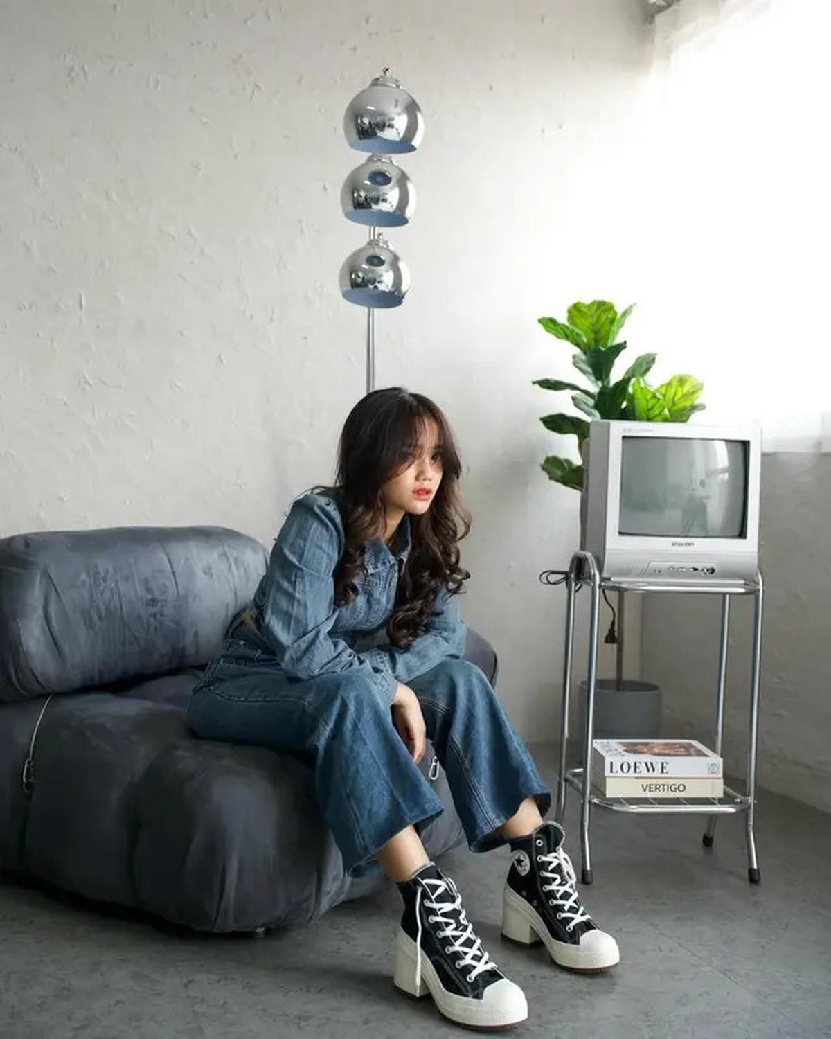 8 Pilihan Gaya Padu Padan Jeans ala Fuji, Super Stylish dan Kece Abis