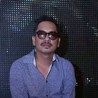 "Kesulitan karakternya jadi pria Jawa. Untungnya enggak harus bahasa Jawa, dialeknya saja Jawa. Akhirnya aku campur aduk, ada Sundanya juga," ucap Indra. (Nurwahyunan/Bintang.com)