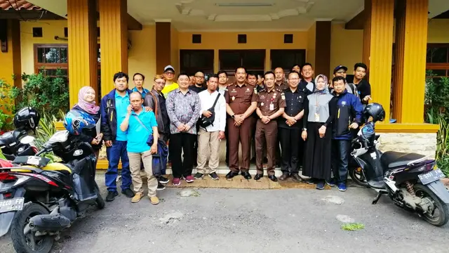 Kepala Kejaksaan Negeri Garut, Sugeng Hariadi, bersama Rektor Uniga Abdusy Syakur Amin dan kalangan wartawan Garut yang tergabung dalam PWI, setelah workshop jurnalistik di Garut, Jawa Barat.