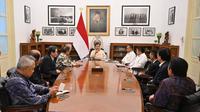 Presiden Prabowo Subianto menerima delapan pengusaha besar Indonesia di Istana Kepresidenan Jakarta, Kamis (6/3/2025). Mereka antara lain, Anthony Salim, Sugianto Kusuma atau Aguan, Prajogo Pangestu, Boy Thohir, Franky Widjaja, Dato Sri Tahir, hingga Tomy Winata. (Instagram Sekretariat Kabinet)