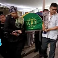 Putra Sulung beritahu Ibunya, Ocha saat melihat Ayahnya, Oon Project Pop sudah tidak bernafas lagi. 